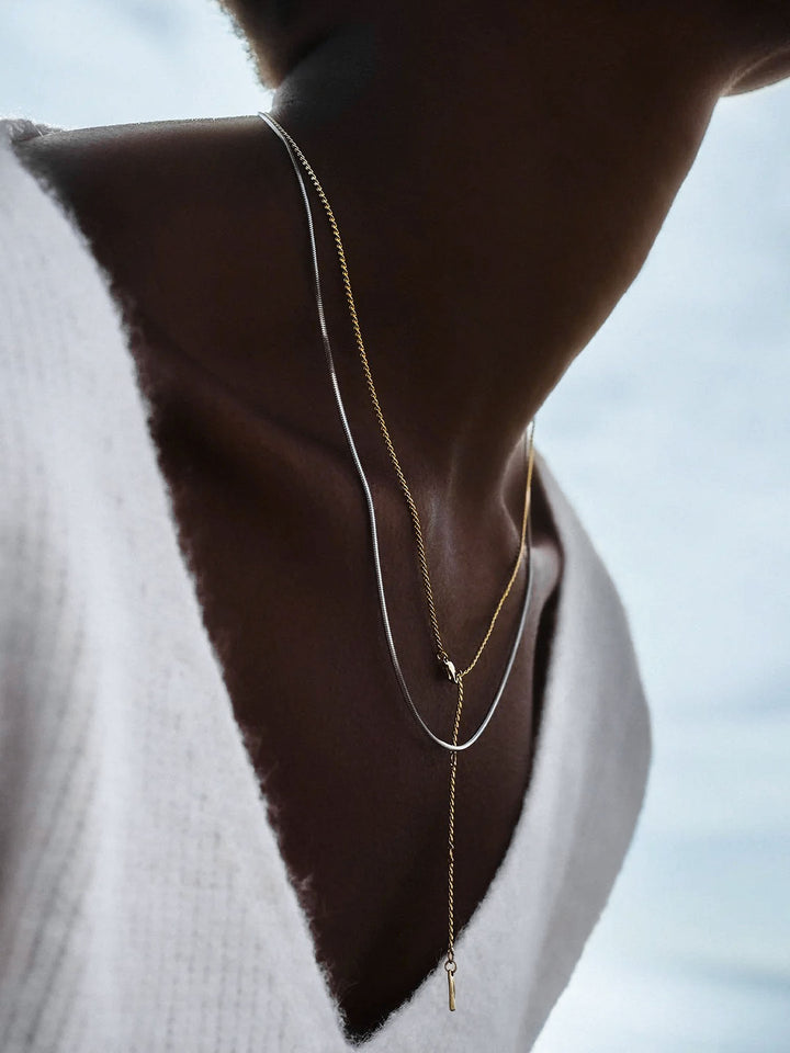 عقد بتصميم سلسلة مربعة