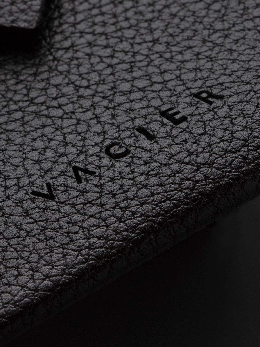 vacier versatile wallet logo detail